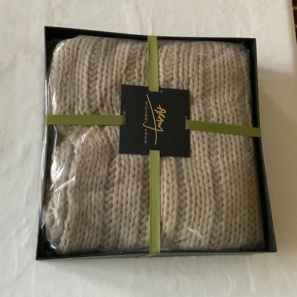 MICHAEL ARAM Metallic Rib Knit Throw - Picture 9 of 12